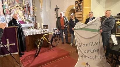 Bild: hdk
Der Kohlberger Pfarrer Marcio Trentini und seine Kirchenvorsteher übergaben die Fahne und das Fahrrad an die beiden Pfarrer Matthias Ahnert und Elmar Spöttle.