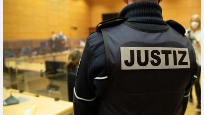 Symbolbild: Friso Gentsch
Der zweite Verhandlungstag im Bandendiebstahl-Prozess endete überraschend: Das Verfahren wurde abgebrochen, weil eine Zeugin behauptete bei der Vernehmung von der Polizei erpresst worden zu sein.