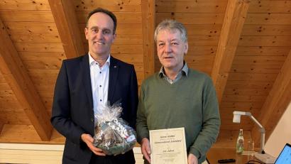 Bild: gru
Bürgermeister Hans-Jürgen Strehl (links) überreichte Horst Kölbel eine Urkunde und ein Präsent.