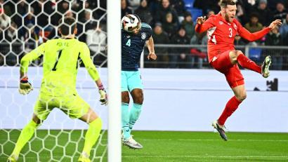 Bild: Tom Weller/dpa
Jonathan Tah köpft das 1:1, das erste Länderspieltor des Verteidigers.