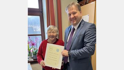Bild: Markt Kastl
Rita Gradl feiert ihren 90. Geburtstag in Umelsdorf, auch Bürgermeister Stefan Braun gehörte zu den Gratulanten.