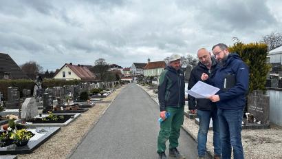 Bild: Ramona Herrmann
Matthias Bayer (links), Rainer Steinhilber (Mitte) und Christian Schell (rechts) besprechen das Vorgehen am städtischen Friedhof in Neustadt/WN. Dort sollen neue Sitzmöglichkeiten entstehen und Bäume gepflanzt werden.