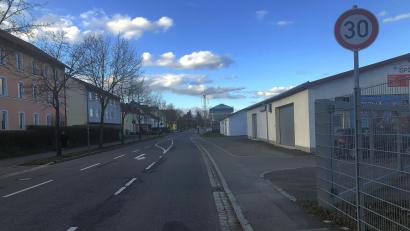 Die Notwendigkeit der vorhandenen Tempo-30-Zonen (hier die Tonwerkstraße) ist in Wiesau derzeit umstritten.