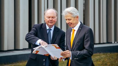 Bild: Jolanda Selting/ OTH Amberg-Weiden
Hochschulpräsident Prof. Dr. Clemens Bulitta (rechts) und Vizepräsident Prof. Dr. Wolfgang Weber (links) freuen sich über die Veröffentlichung des Forschungsberichts 2026 der OTH Amberg-Weiden