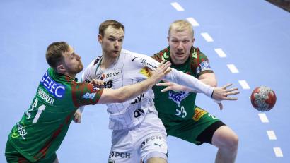 Bild: Ronny Hartmann/dpa-Zentralbild/dpa
Die Magdeburger Albin Lagergren (l.) und Magnus Saugstrup attackieren Berlins Welthandballer Mathias Gidsel.