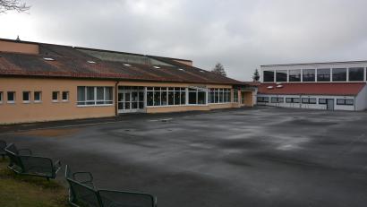 Bild: jr
Noch heuer soll am Kindercampus, der in der Grundschule (Bild) untergebracht wird, mit den Bauarbeiten begonnen werden. Mit Hilfe der Haushaltseinnahmereste wurden dafür über 3,3 Millionen Euro bereitgestellt.