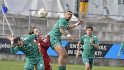 Bild: Hubert Ziegler
Ertugrul Er (Dritter von links) von der DJK Gebenbach hat in dieses Szene die Lufthoheit, beobachtet von Salah El Berd (links) und Jonas Schwindl (rechts).