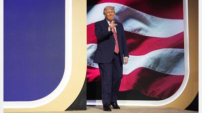 Bild: Mark Schiefelbein/AP/dpa
Trump stellt Unterstützung für Nato-Verbündete infrage.