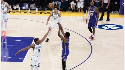 Bild: Ringo Chiu/ZUMA Press Wire/dpa
Erster Vater-Sohn-Assist der NBA-Geschichte: LeBron James sieht den Dreier von Bronny James aus nächster Nähe.