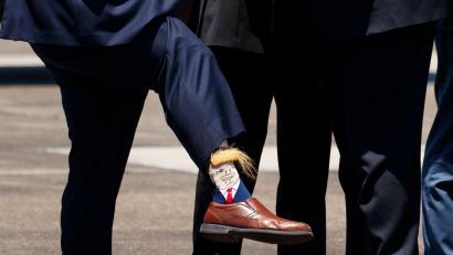 Bild: Evan Vucci/AP/dpa
Russische Abgeordnete haben bei ihrem ersten US-Besuch seit mehr als zehn Jahren als Geschenk Socken mit dem Bildnis von Präsident Donald Trump geschenkt bekommen. (Symbolbild)