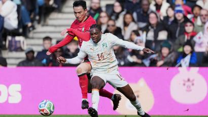 Bild: Dave Shopland/AP/dpa
Martial Godo (vorne) gewann mit der Elfenbeinküste einen WM-Test gegen Südkorea.