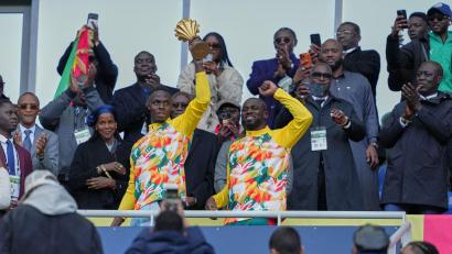 Bild: Aurelien Morissard/AP/dpa
Senegalesische Spieler feiern mit der Afrika-Cup-Trophäe vor dem Spiel.