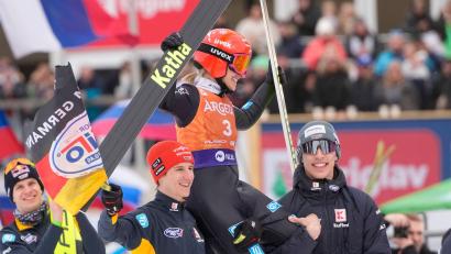 Bild: Darko Bandic/AP/dpa
Wurde nach ihrem letzten Sprung ausgiebig gefeiert: Katharina Schmid.