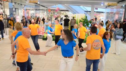 Bild: Kunz
Ein internationaler Flashmob ließ Rueda-Paare mitten im Einkaufsalltag auftreten.