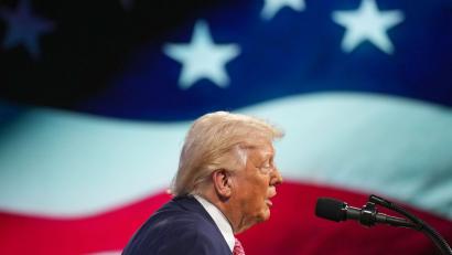 Bild: Mark Schiefelbein/AP/dpa
Trump kritisiert Merz.