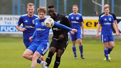 Archivbild: war
Johannes Janker (im Vordergrund) traf eine Viertelstunde nach einer präzisen Steilvorlage von Noah Scheler (links) zum 1:1 und sicherte dem SV Etzenricht das inzwischen zehnte Remis.