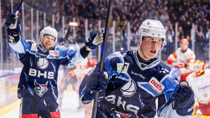 Bild: Werner Moller
Die beiden Matchwinner Noah Samanski (rechts) und Tyler Ward bejubeln ihre Koproduktion, die im 2:0 für die Blue Devils endete. Der Start in die alles entscheidende Play-down-Serie gegen den ESV Kaufbeuren ist mit dem 3:2-Heimsieg am Freitagabend gelungen.