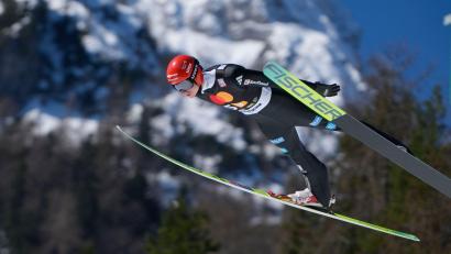 Bild: Darko Bandic/AP/dpa
Karl Geiger konnte nur im ersten Durchgang des Teamwettbewerbs überzeugen.