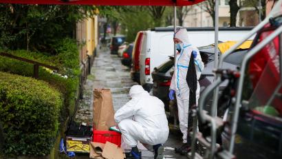 Bild: Christoph Reichwein/dpa
Ermittler sammeln Spuren am Tatort in Witten.