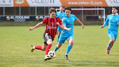 Bild: Dieter Jäschke
Torsten Hofbauer (links) vom SC Luhe-Wildenau setzt sich im Laufduell gegen Regensburgs Aaron Scheurer durch.