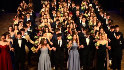 Bild: Kunz
Ein prächtiges Bild bot die Polonaise der Realschüler nach dem Einzug der Tanzpaare in die Max-Reger-Halle.