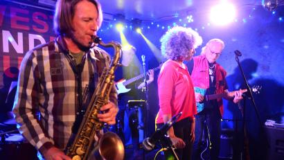 Bild: Kunz
Die WestfEndfBluesfBand auf der "Live Stage" im "Kulturbahnhof" in Weiden.