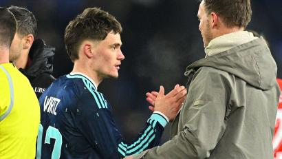 Bild: Tom Weller/dpa
Julian Nagelsmann bedankt sich nach dem Sieg bei Matchwinner Florian Wirtz