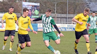Bild: Gebert
Für den SV Mitterteich reichte es gegen den 1. FC Trogen trotz vieler Chancen nur zu einem 1:1. In dieser Szene zieht Sandor Balogh ab.