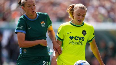 Bild: David Zalubowski/AP/dpa
Die deutsche Stürmerin Melissa Kössler (l) lief vor mehr als 60.000 Zuschauern auf.