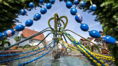 Bild: Pia Bayer/dpa
Festlich geschmückte Osterbrunnen sind in Franken derzeit zu bewundern. So wie hier in Bieberbach.