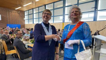 Bild: aub
Mit einer besonderen Überraschung hat das Kollegium aufgewartet und lässt die Queen in Erscheinung treten. Sie hat Anja Wiesner wertvolle Tipps aus langjähriger Regierungserfahrung gegeben.