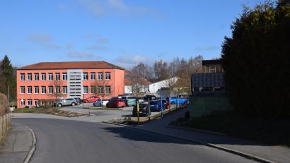 Bild: fla
Die Parksituation auf dem öffentlichen Parkplatz führt zu Unmut unter den Eltern der Schul- und Kindergartenkinder. Besonders vor Schulbeginn und zum Unterrichtsende sei es oft schwierig einen Parkplatz zu finden.