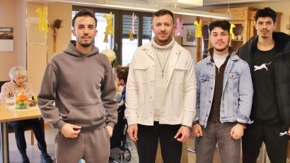 Bild: Thomas Dobler
Bader, Youssef, Ali und Mohamad (von links): Vier junge Männer aus Syrien in ihren Zwanzigern, die im Schwandorfer Elisabethenheim arbeiten und von Abschiebung bedroht sind.