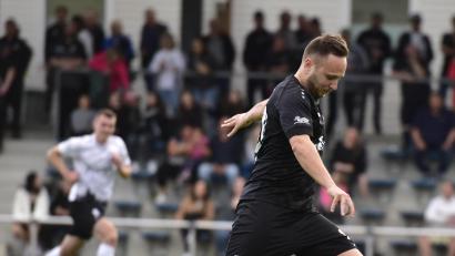 Archivbild: ham
Florian Schlagenhaufer brachte den 1. FC Schwarzenfeld in Führung. Am Ende reichte es gegen den BSC Regensburg nur zu einem Remis.