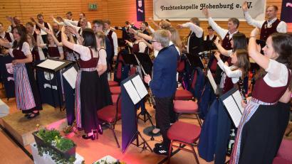 Bild: bö
Mit "Servus Habedere" verabschieden sich die Musikerinnen und Musiker am späten Samstag-Abend von ihren Zuschauern beim Frühjahrskonzert. Links Konzertleiterin Anja Paulus. .