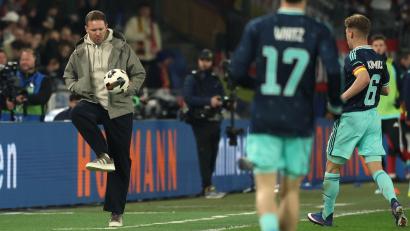 Bild: Christian Charisius/dpa
Bundestrainer Nagelsmann schießt einen Ball zurück aufs Spielfeld.