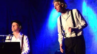 Bild: Kunz
Mit ihrem Programm "Operation Heil Kräuter!" nahmen Sebastian Schlagenhaufer und Ramon Bessel das Publikum mit auf eine ebenso unterhaltsame wie nachdenkliche Zeitreise in die 1930er- und 40er-Jahre.