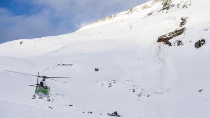 Bild: Urs Flueeler/KEYSTONE/dpa
Ein 64 Jahre alter Skitourengeher aus dem Raum Berchtesgaden hatte Glück im Unglück - ein Schneebrett hat ihn nur zum Teil verschüttet, er konnte gerettet werden. (Symbolbild)
