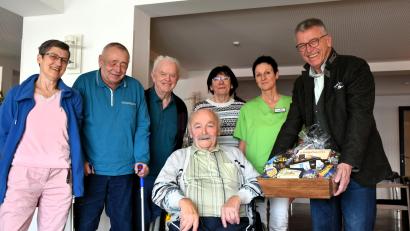 Bild: ubb
Laszlo Zoltziar (sitzend, Mitte) ist ein fröhlicher, stets gut gelaunter Mensch, der auch im Alter seinen Humor nicht verloren hat. Zum 90. Geburtstag gratulieren die Pflegeleiterin, einige Familienmitglieder und Bürgermeister Franz Stahl (rechts).