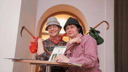 Bild: fvo
Steffi Daubenmerkl (links) und Andrea Götz nehmen bei der Vorstellung der neuen HAK - Broschüre die Zuhörer mit auf eine unterhaltsame, virtuelle Wanderung durch die Pfarrei St. Sebastian Waldthurn