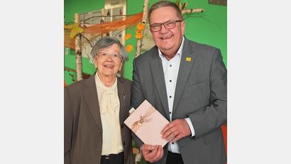 Bild: Gerhard Franz
Vergangenen Samstag feierte Margarete Hildegard Glötzl ihren 95. Geburtstag, wozu Bürgermeister Martin Preuß herzlich gratulierte und einige Euro Amberger Stadtgeld überreichte.