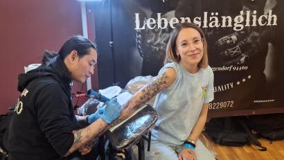 Bild: jua
Während des Tintenfests in Nabburg geht es gleich ans Werk: Bei der Tattoo-Messe erfüllen die Anbieter die Kundenwünsche direkt vor Ort.