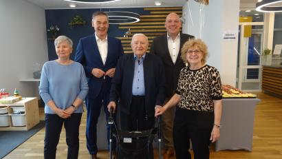 Bild: apr
100 Jahre alt wurde Alfred Weller (Mitte) aus dem Stadtteil Brand. Zu den Gratulanten gehörten Tochter Petra, Landrat Peter Berek, Oberbürgermeister Oliver Weigel und Tochter Doris (von links nach rechts).