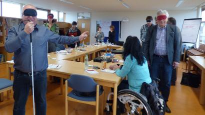 Bild: Christina Ponader
Wie fühlt es sich an, blind zu sein? Mit solchen und ähnlichen Aktionen wird für mehr Verständnis bei Menschen mit Behinderungen am Livebeispiel geworben. Ein Workshop darüber brachte Aufklärung