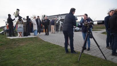 Bild: wel
Im Außengelände erkundeten die Gäste den Himmel durch die Teleskope.