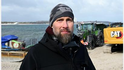 Bild: Daniel Bockwoldt/dpa
Der Biologe Robert Marc Lehmann wirft den Einsatzkräften vor, von ihnen ausgeschlossen worden zu sein. (Archivbild)