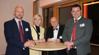 Bild: Hirsch
Landrat Thomas Ebeling (rechts) hieß zum Festakt "35 Jahre Landkreispartnerschaft Schwandorf-Görlitz" seinen Amtskollegen Stephan Meyer sowie dessen Begleiter Susanne Lehmann und Joachim Mühle (von links) willkommen.