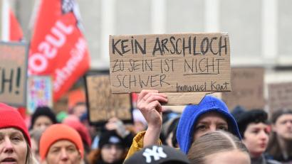 Bild: Felix Hörhager/dpa
In München sind Tausende für Solidarität mit Betroffenen von digitaler, sexueller Gewalt auf die Straße gegangen.