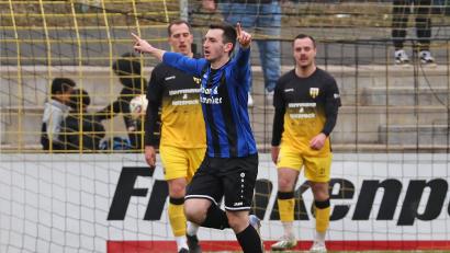 Bild: PixMaWi - Mario Wiedel
Die Spvgg SV Weiden (schwarz-blaue Trikots) siegte mit 2:1 bei der SpVgg Bayern Hof auf der Grünen Au. Matchwinner Patryk Bytomski bejubelt seinen Siegtreffer.