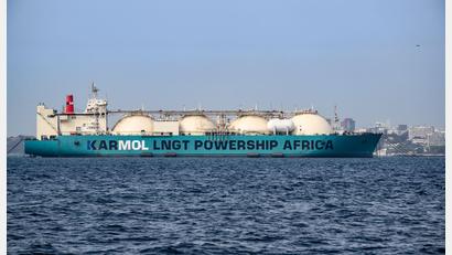 Bild: Bernd von Jutrczenka/dpa
Gas-Frachter vor Dakar an der Küste von Senegal: LNG aus Afrika spielt eine wachsende Rolle. (Archivbild)